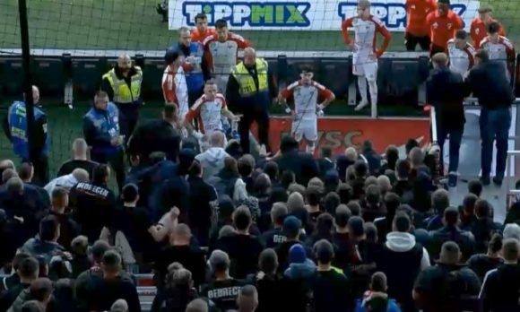 Sörös pohárral dobálták meg a Loki-játékosokat