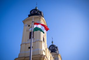 Ünnepi megemlékezés Debrecenben - felvonták a zászlót