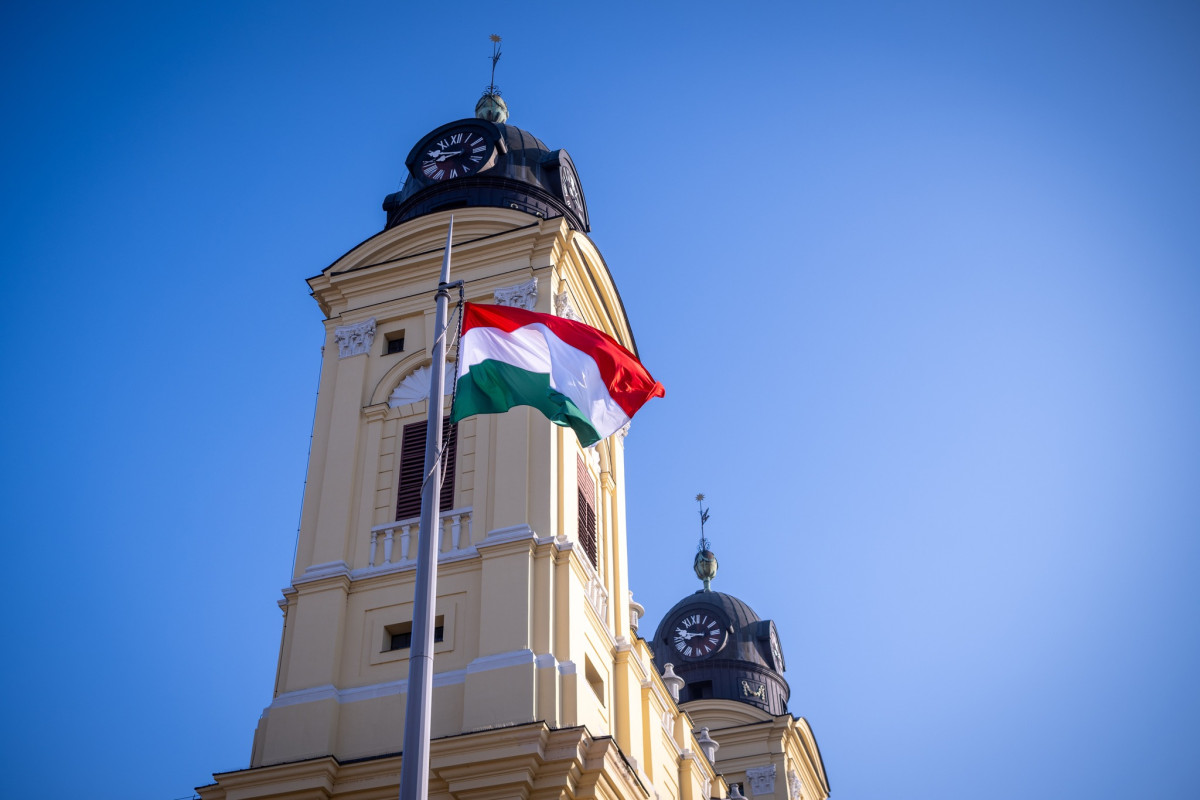 Ünnepi megemlékezés Debrecenben - felvonták a zászlót