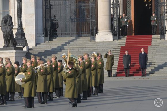 Budapest, 2024. október 23. Böröndi Gábor vezérezredes, a Honvéd Vezérkar főnöke, Kövér László, az Országgyűlés elnöke és Szalay-Bobrovniczky Kristóf honvédelmi miniszter (hátul, b-j), miután jelenlétükben katonai tiszteletadással felvonták a nemzeti lobogót az 1956-os forradalom és szabadságharc 68. évfordulóján az Országház előtti Kossuth Lajos téren 2024. október 23-án. MTI/Bruzák Noémi