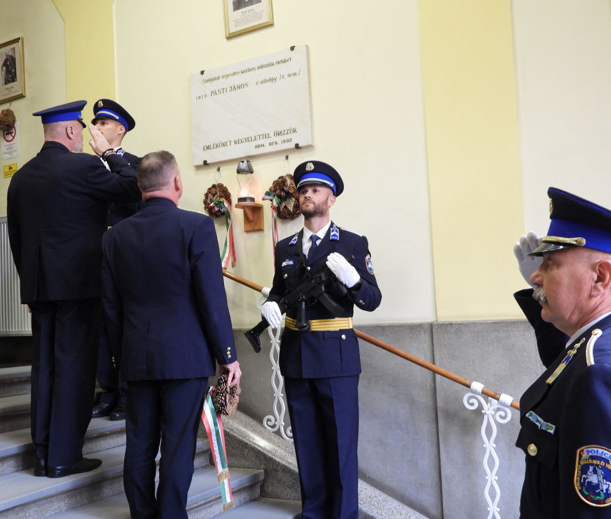 Elhunyt kollégáikra emlékeztek a hajdú-bihari rendőrök