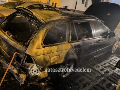 Teljesen kiégett egy autó Debrecenben