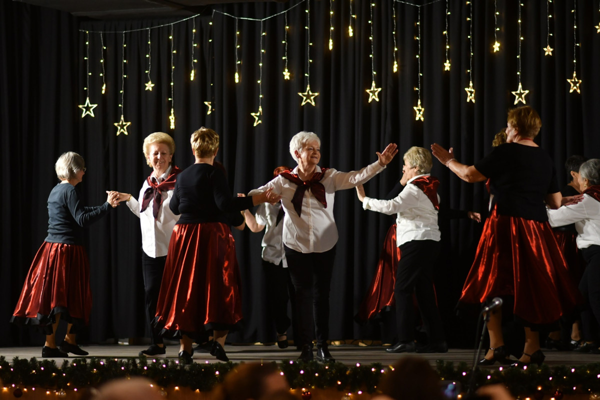 Ilyen örömmel táncolnak az idősek Debrecenben