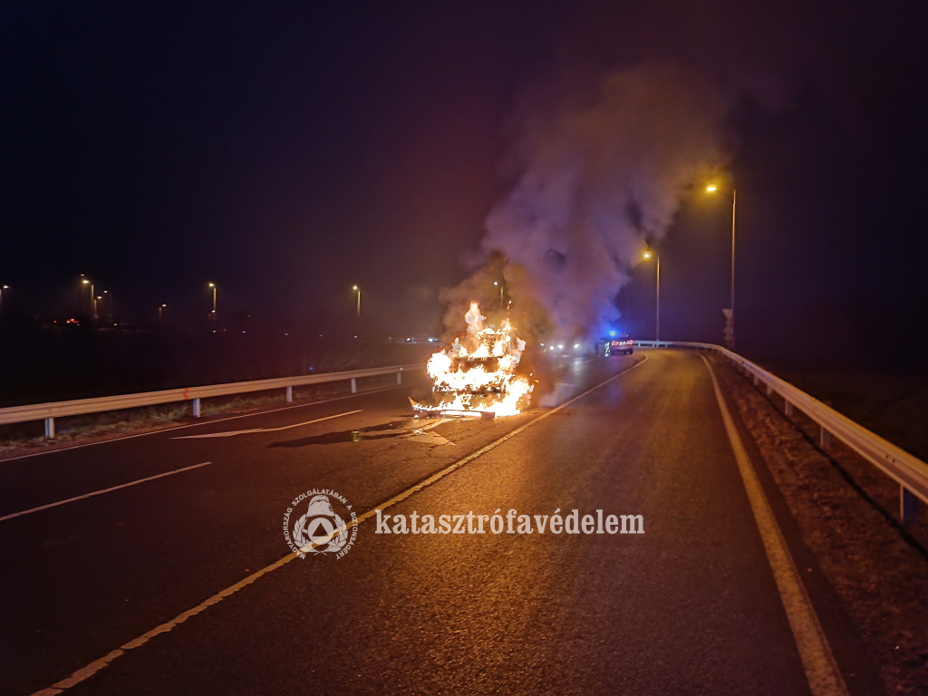 Kigyulladt egy kisbusz Debrecennél