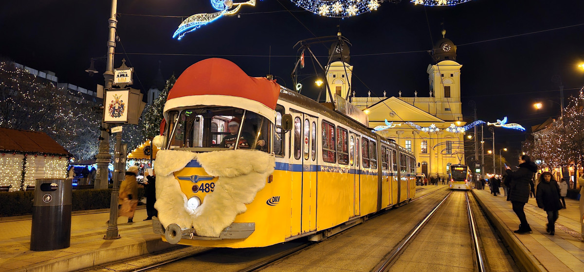 Mikulás villamos tette szebbé az autista gyerekek karácsonyát Debrecenben