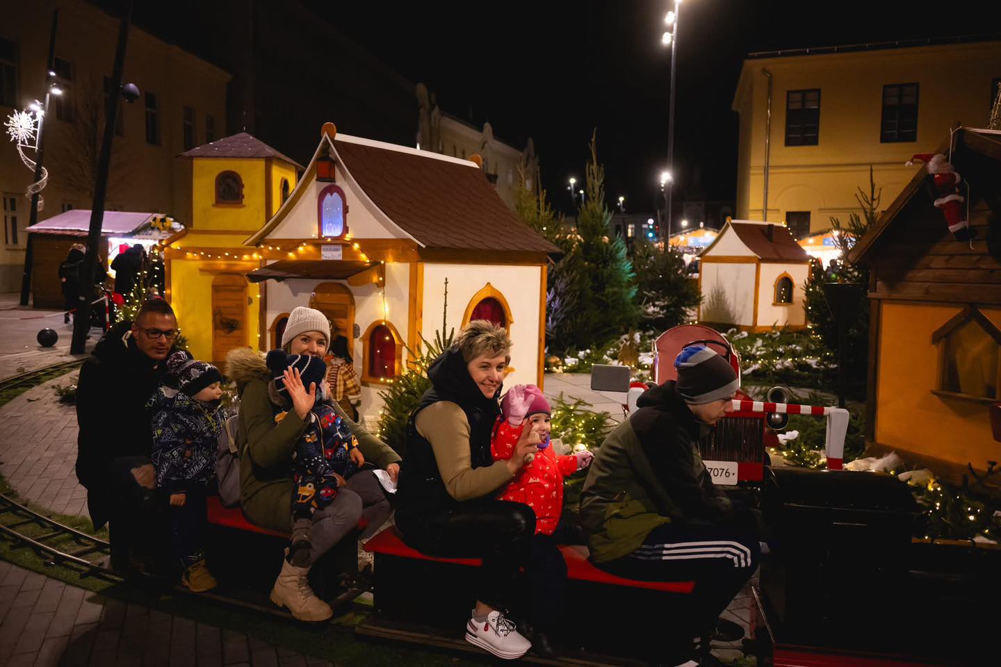 Elromlott az adventi kisvasút Debrecen belvárosában