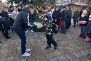 Gyerekeket ajándékozott meg a DEAC Kosárlabda Akadémia