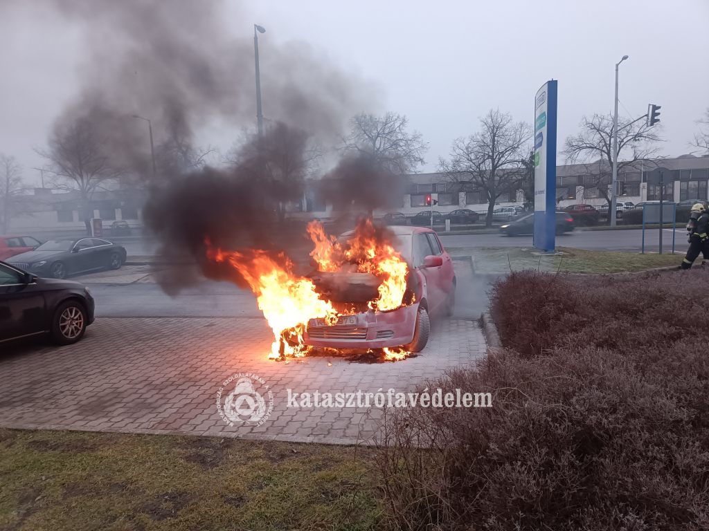 Kigyulladt egy autó Debrecenben