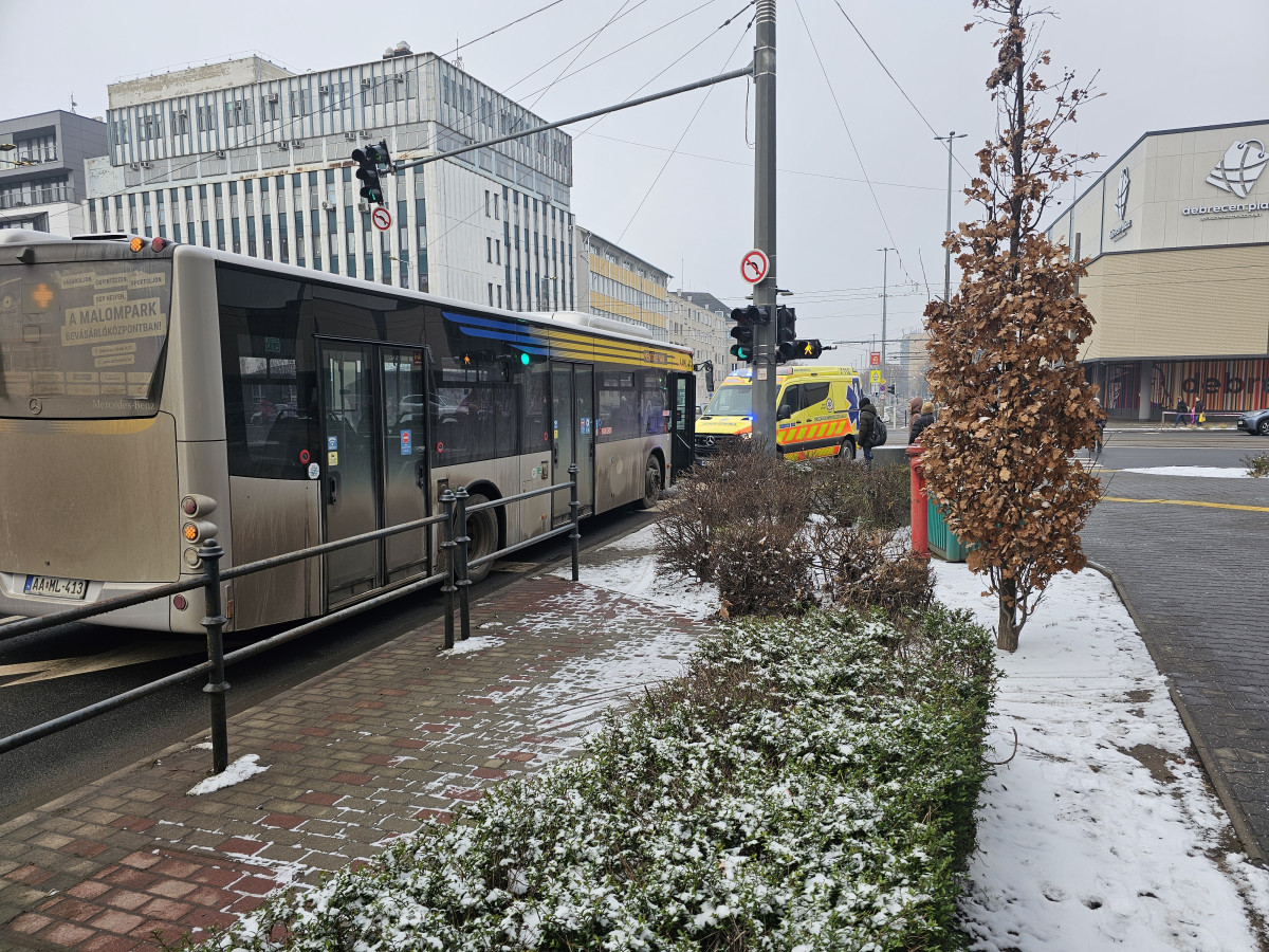 Mentőt kellett hívni egy utashoz Debrecenben