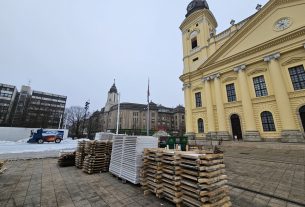 Bontják a debreceni jégpályát