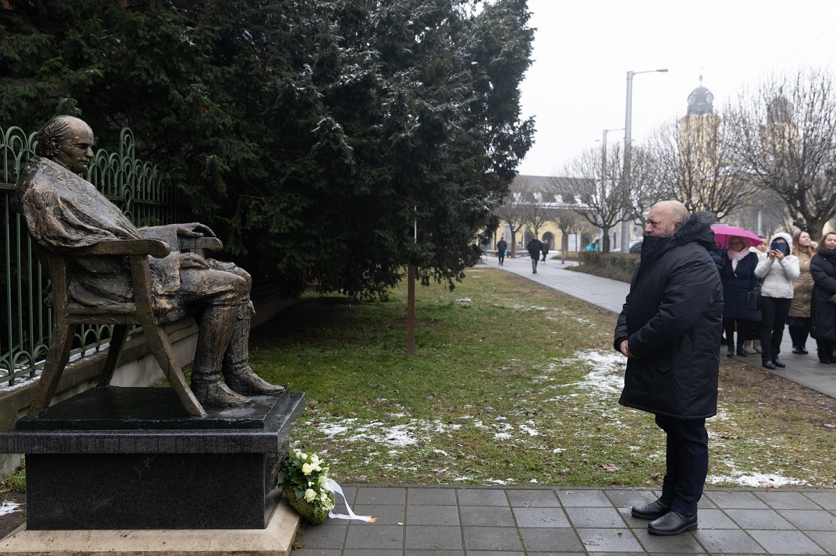 Kölcsey Ferenc szobránál tartottak koszorúzást a magyar kultúra napja alkalmából Debrecenben