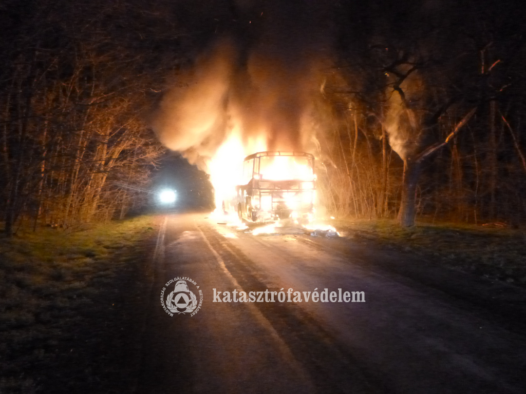 Kigyulladt egy Debrecenből Hajdúsámsonba tartó távolsági busz