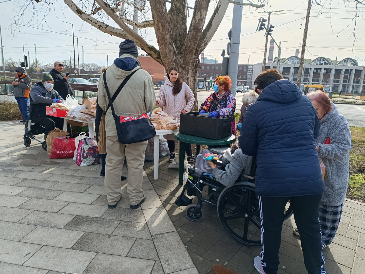 Ételosztás sorszámokkal Debrecenben