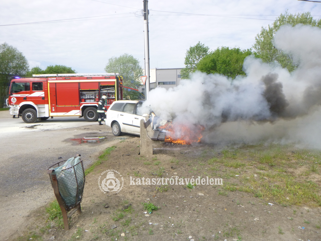 Kigyulladt egy autó Debrecenben