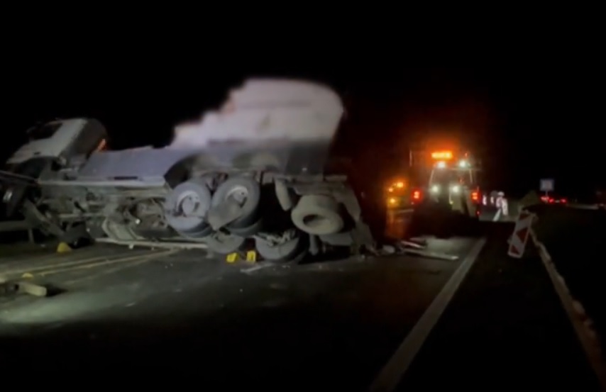 Radiaktív anyagot szállító teherautó borult fel az M3-ason