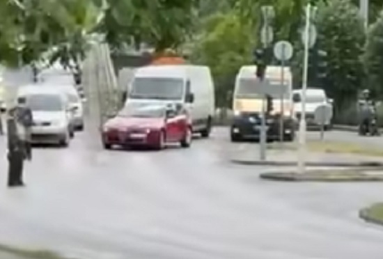 Szirénázó mentőautót is megállítottak a türk delegáció miatt