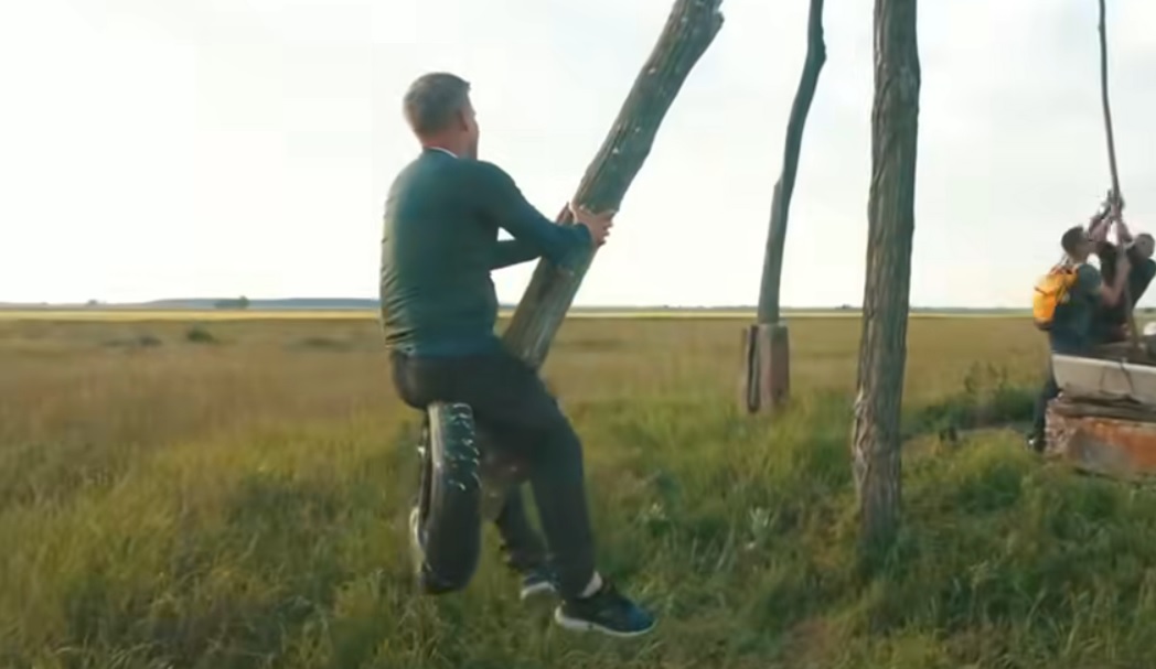 Magyar Péter meglovagolt egy gémeskutat