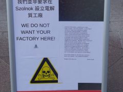 Vegyvédelmi ruhában tiltakoztak a szolnoki elektrolitgyár ellen a városháza előtt