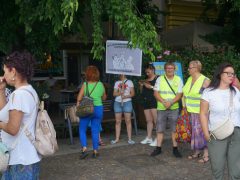 Vegyvédelmi ruhában tiltakoztak a szolnoki elektrolitgyár ellen a városháza előtt