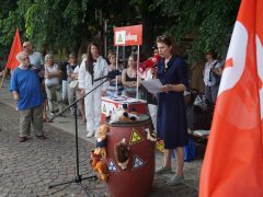 Vegyvédelmi ruhában tiltakoztak a szolnoki elektrolitgyár ellen a városháza előtt