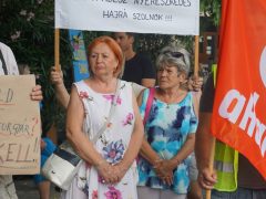 Vegyvédelmi ruhában tiltakoztak a szolnoki elektrolitgyár ellen a városháza előtt