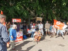 Vegyvédelmi ruhában tiltakoztak a szolnoki elektrolitgyár ellen a városháza előtt