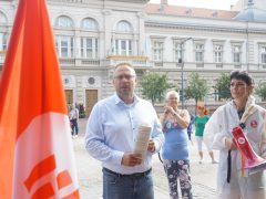 Vegyvédelmi ruhában tiltakoztak a szolnoki elektrolitgyár ellen a városháza előtt