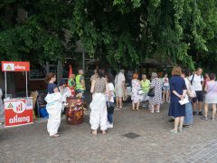 Vegyvédelmi ruhában tiltakoztak a szolnoki elektrolitgyár ellen a városháza előtt