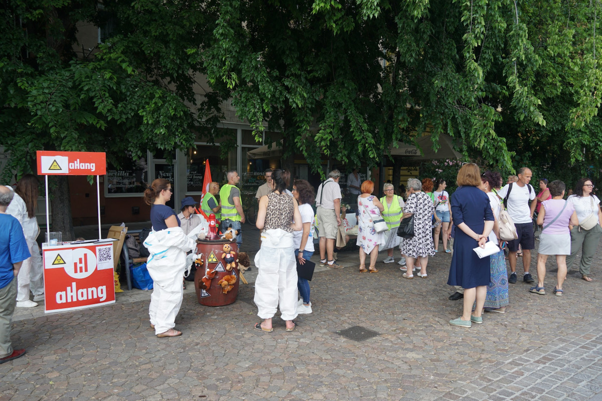 Vegyvédelmi ruhában tiltakoztak a szolnoki elektrolitgyár ellen a városháza előtt
