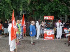 Vegyvédelmi ruhában tiltakoztak a szolnoki elektrolitgyár ellen a városháza előtt