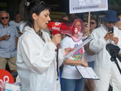 Vegyvédelmi ruhában tiltakoztak a szolnoki elektrolitgyár ellen a városháza előtt