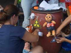 Vegyvédelmi ruhában tiltakoztak a szolnoki elektrolitgyár ellen a városháza előtt