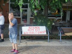 Vegyvédelmi ruhában tiltakoztak a szolnoki elektrolitgyár ellen a városháza előtt