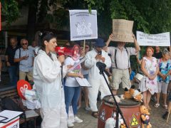 Vegyvédelmi ruhában tiltakoztak a szolnoki elektrolitgyár ellen a városháza előtt