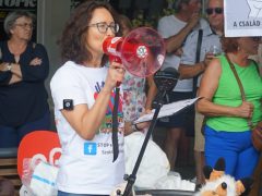 Vegyvédelmi ruhában tiltakoztak a szolnoki elektrolitgyár ellen a városháza előtt