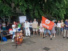 Vegyvédelmi ruhában tiltakoztak a szolnoki elektrolitgyár ellen a városháza előtt