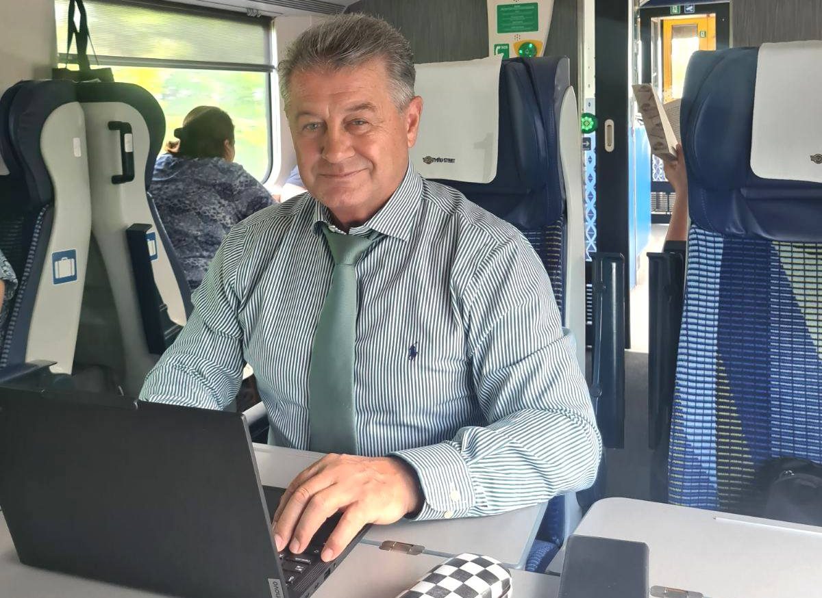 Tasó László vonatozik