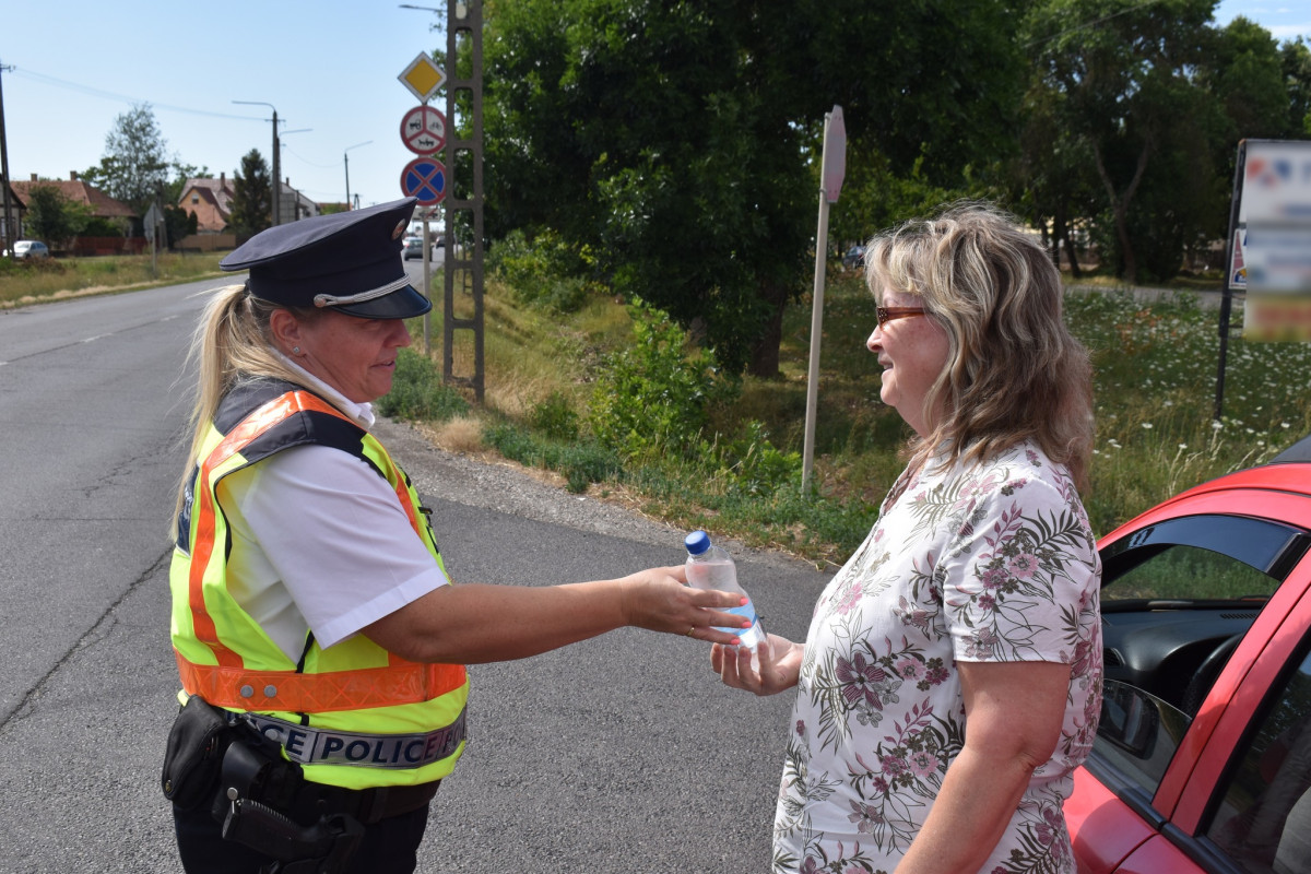 Ezúttal frissítő akciót tartottak a berettyóújfalui rendőrök a főutakon