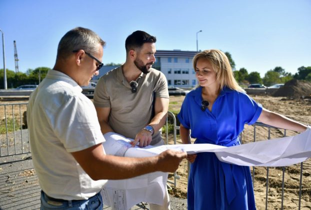 Széles Diána és Barcsa Lajos a Balmazújvárosi út–Csigekert utca–Szabó Lőrinc utca csomópont