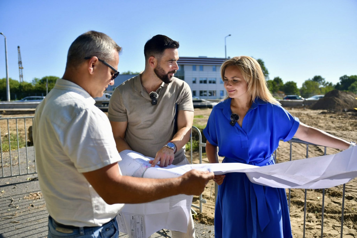 Széles Diána és Barcsa Lajos a Balmazújvárosi út–Csigekert utca–Szabó Lőrinc utca csomópont