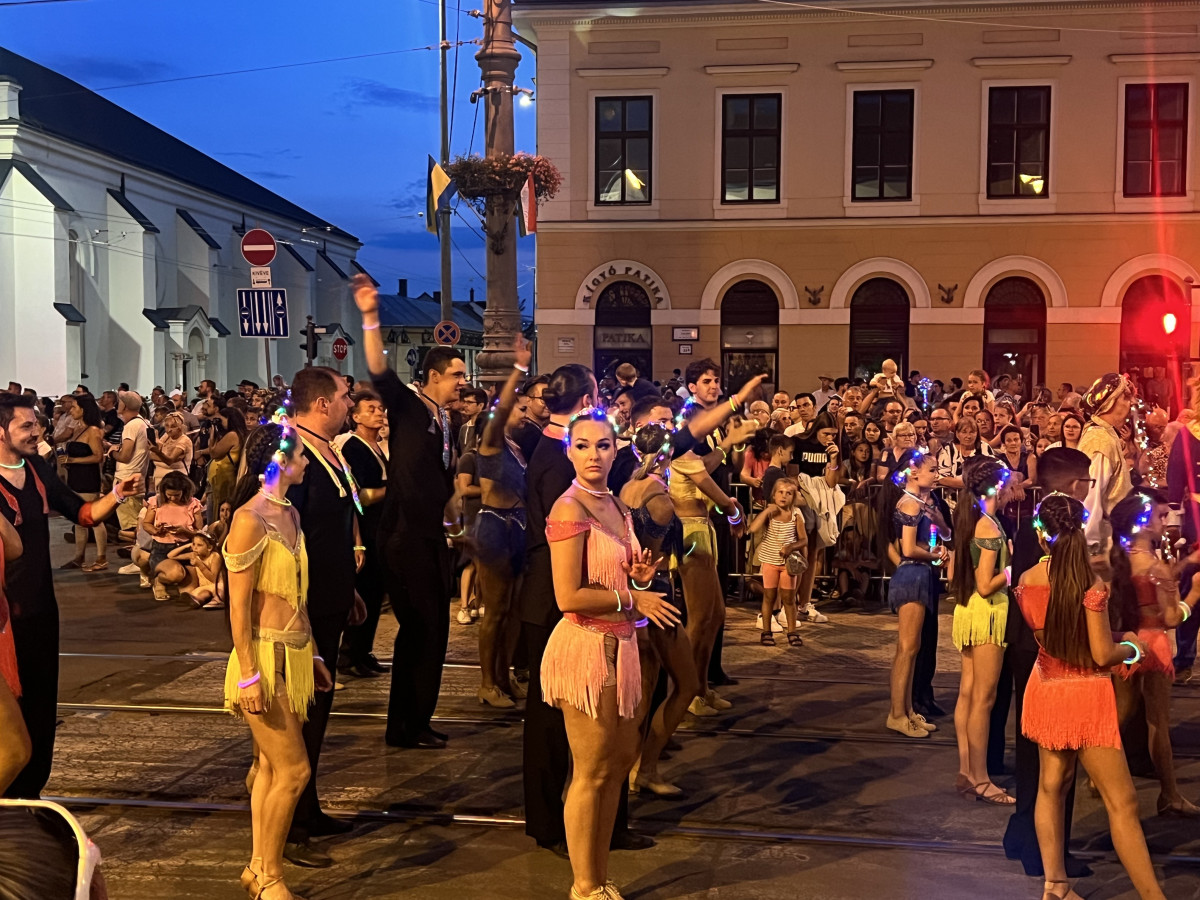 Esti virágkarneváli felvonulás Debrecenben