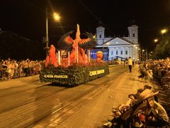 Esti virágkarneváli felvonulás Debrecenben