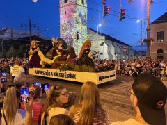 Esti virágkarneváli felvonulás Debrecenben