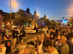 Esti virágkarneváli felvonulás Debrecenben