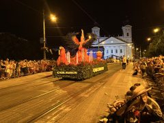 Esti virágkarneváli felvonulás Debrecenben