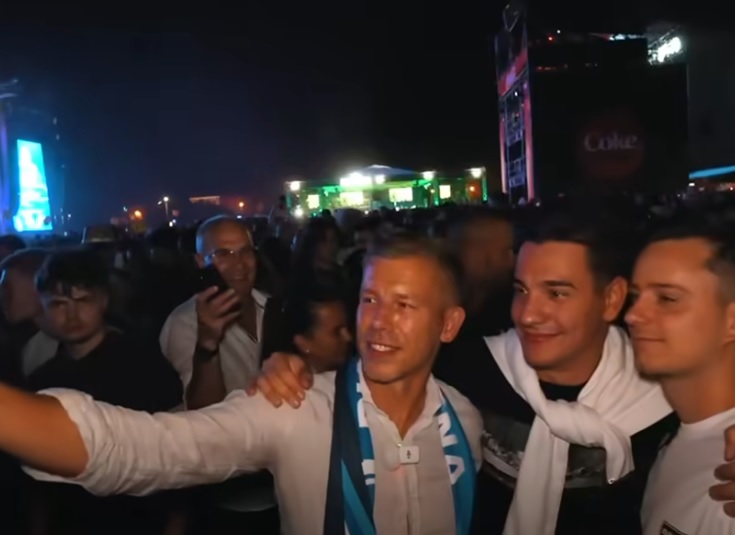 Magyar Péter a Majkára bulizó fiatalok között