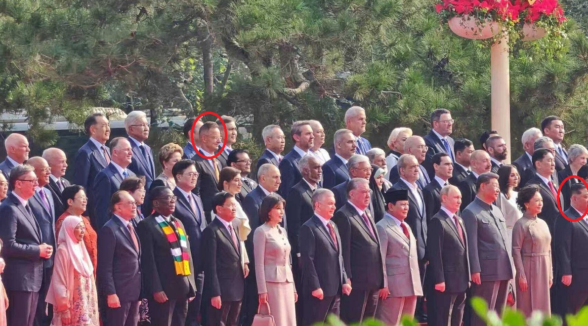 Szijjártó Péter közös fotón Kim Dzsongunnal