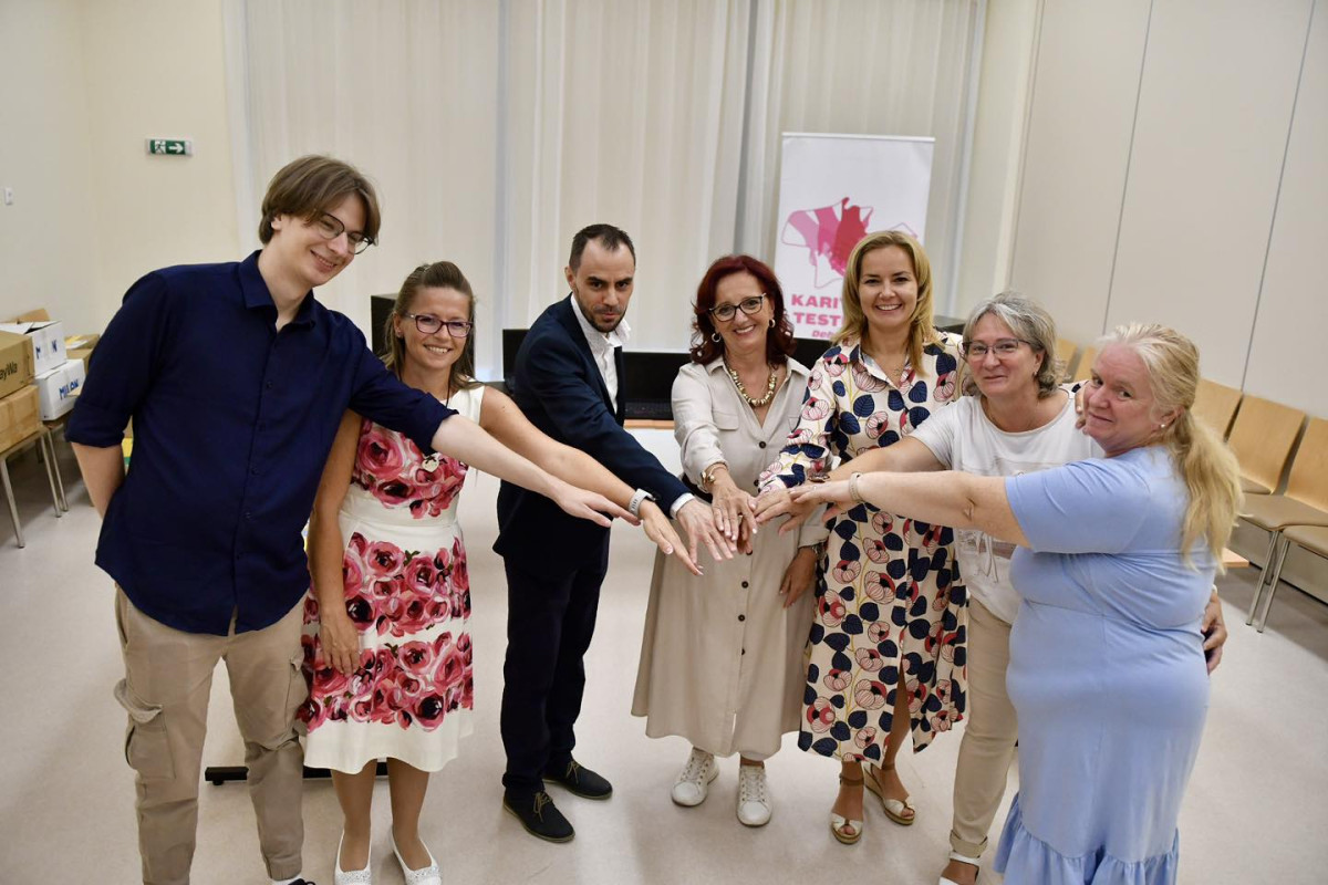 Tanszerekkel és számítástechnikai eszközökkel segíti az iskolakezdést Debrecenben a Harro Höfliger Hungary