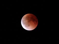 Teljes holdfogyatkozás Magyarországon