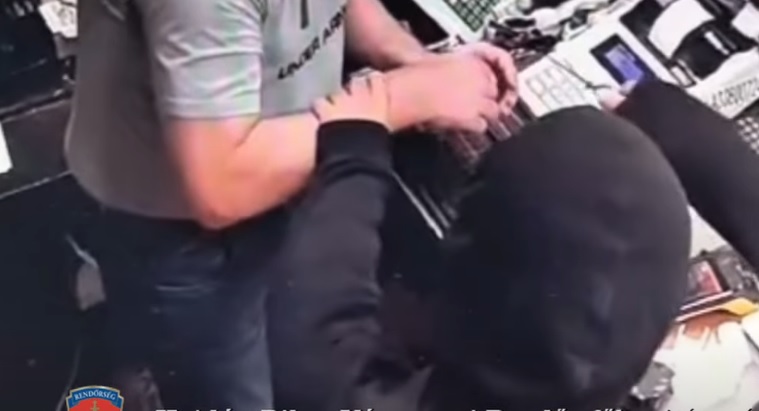 Videó: így raboltak ki egy üzletet Debrecenben